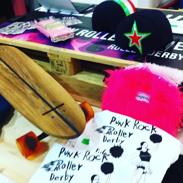 Rollerfighters's tweet photo. The real Boss of Rollerfighters Shop?
#Birra The Dog! @skatanist @ChicksinBowls #kneepads #rollerderby #doggydog https://t.co/HwChmQDp2x https://t.co/nBLBV12Inh