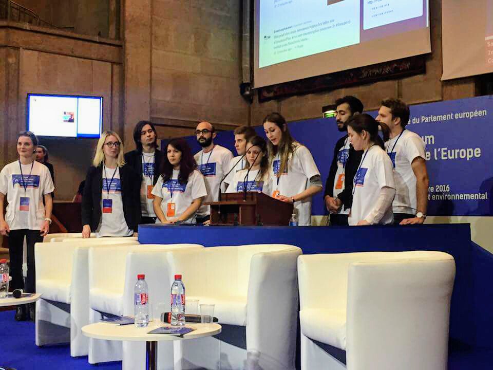 LucileCollin's tweet photo. Lecture de la tribune des jeunes Ambassadeurs @EU_Careers, publiée dans @Lopinion_fr, au @fceu2016 @lecese #FCEU2016 https://t.co/O3KnfH0oFp