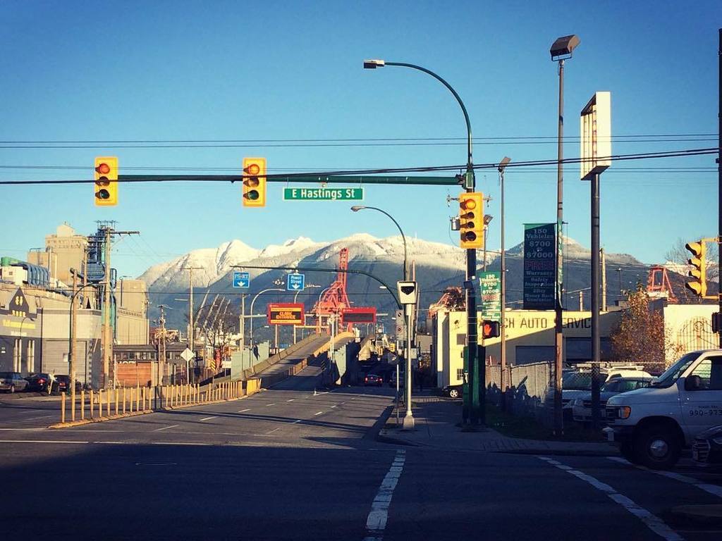 barez_mardukhi's tweet photo. Oh so bright this morning, but the snow-capped mountains are worth the retina burns. π£π #hastingsstreet #clarkdrive https://t.co/nAHjhXecTB