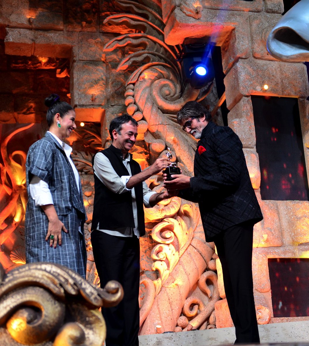 SrBachchan's tweet image. T 2462 - wedding in Goa .. love and family and such emotion .. fly to Mumbai and on to Screen Awards and Best Actor PINK .. overwhelmed !