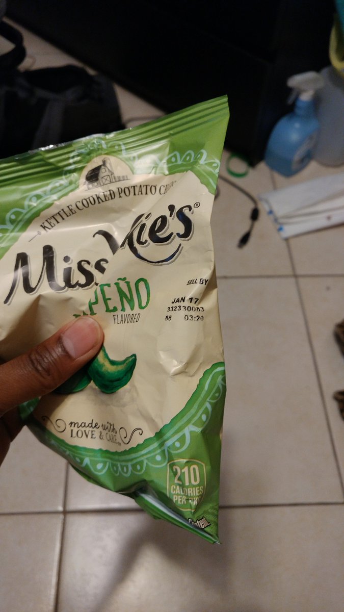 ItsJus_Ju's tweet photo. BEWARE! opened some #Missvickies jalapeno chips out came a green cloudy mist. Gross lol https://t.co/e8J3yemCr5