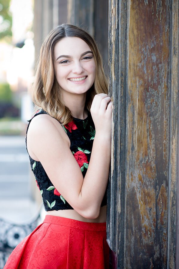 itsSIERRAAAAAAA's tweet photo. senior pictures💃🏻🌹 https://t.co/AKkHw9zfYF