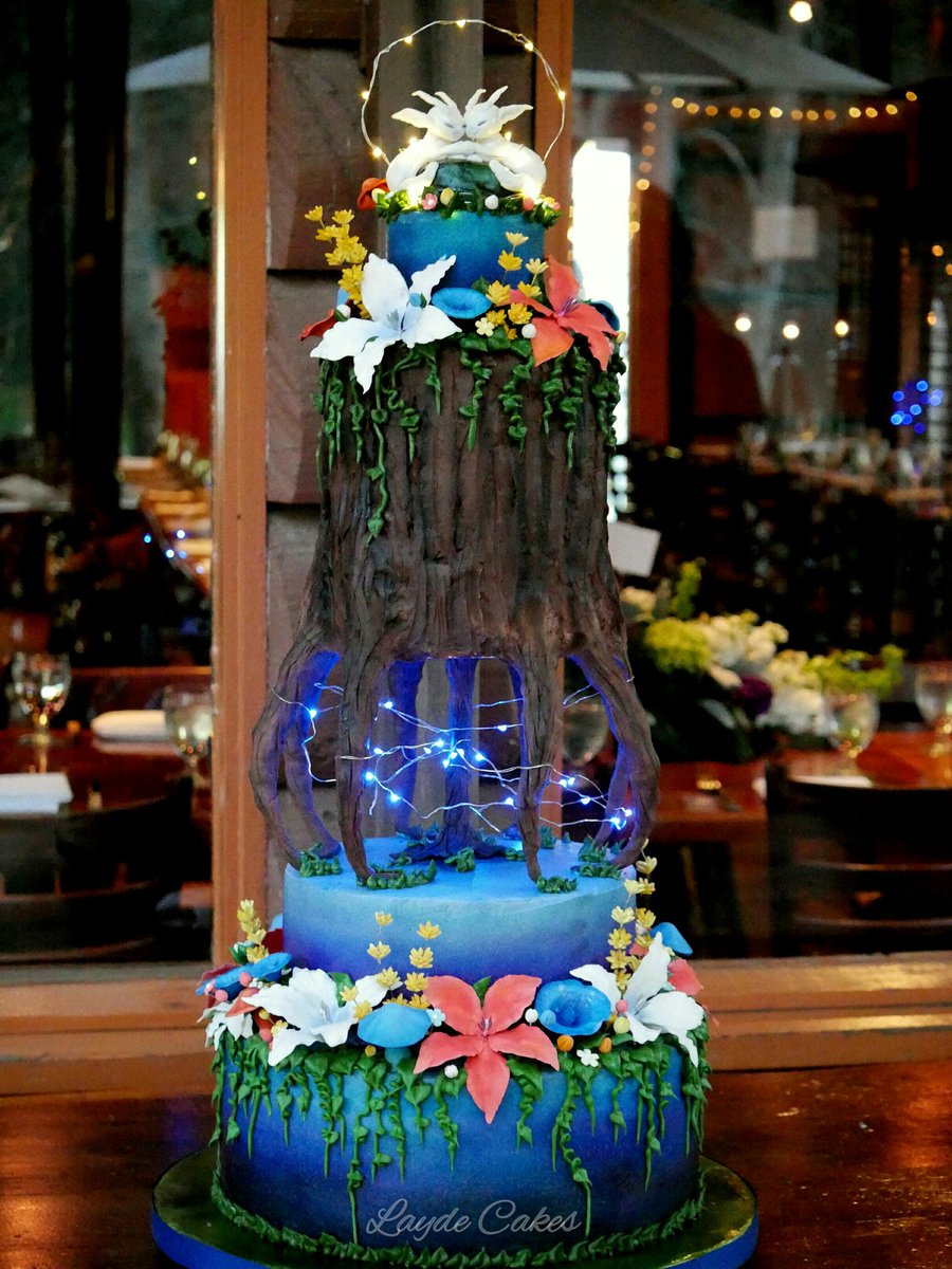 LaydeCakes's tweet photo. Latest #wedding #cake inspired by the game Ori and the Blind Forest ❤ #weddingcake #Fantasycake #forestcake @OriBlindForest https://t.co/qx3UxCnlob