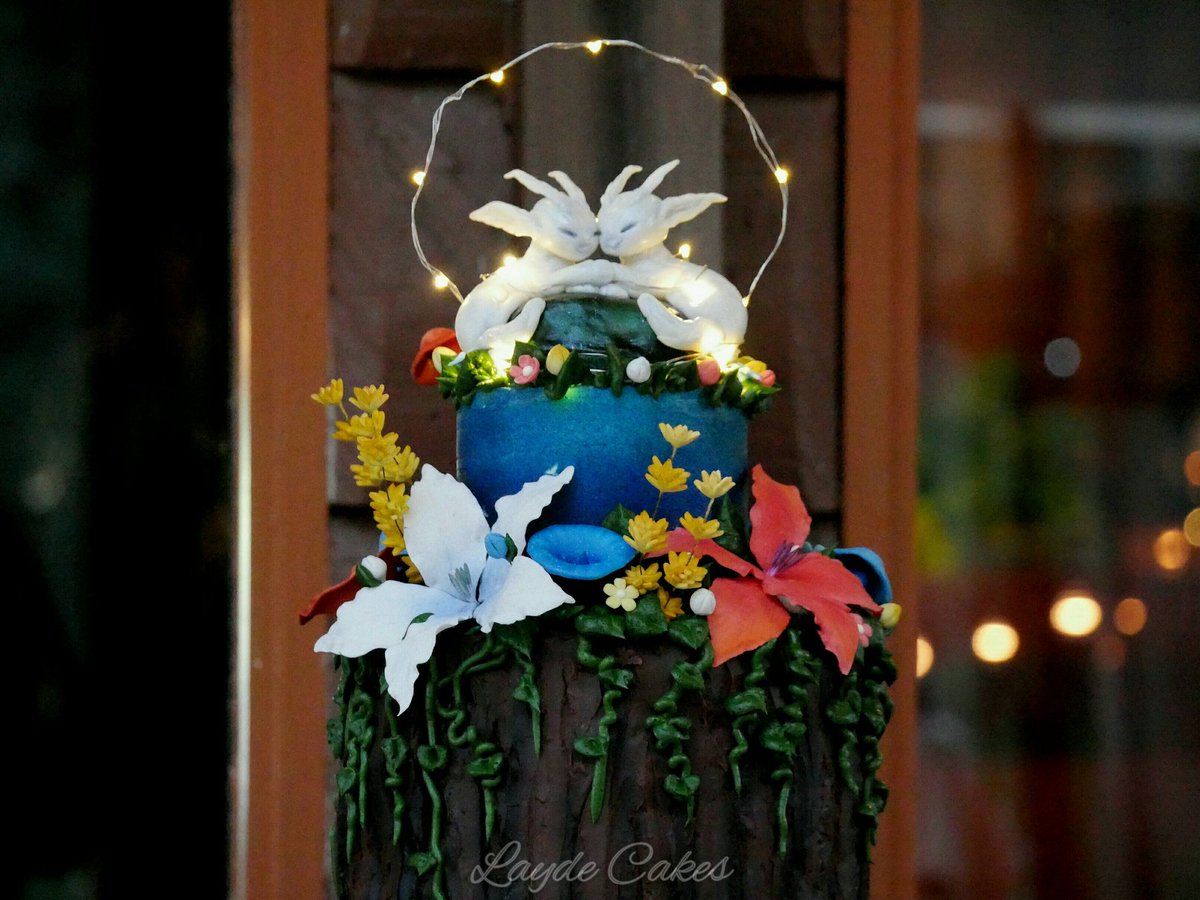 LaydeCakes's tweet photo. Latest #wedding #cake inspired by the game Ori and the Blind Forest ❤ #weddingcake #Fantasycake #forestcake @OriBlindForest https://t.co/qx3UxCnlob