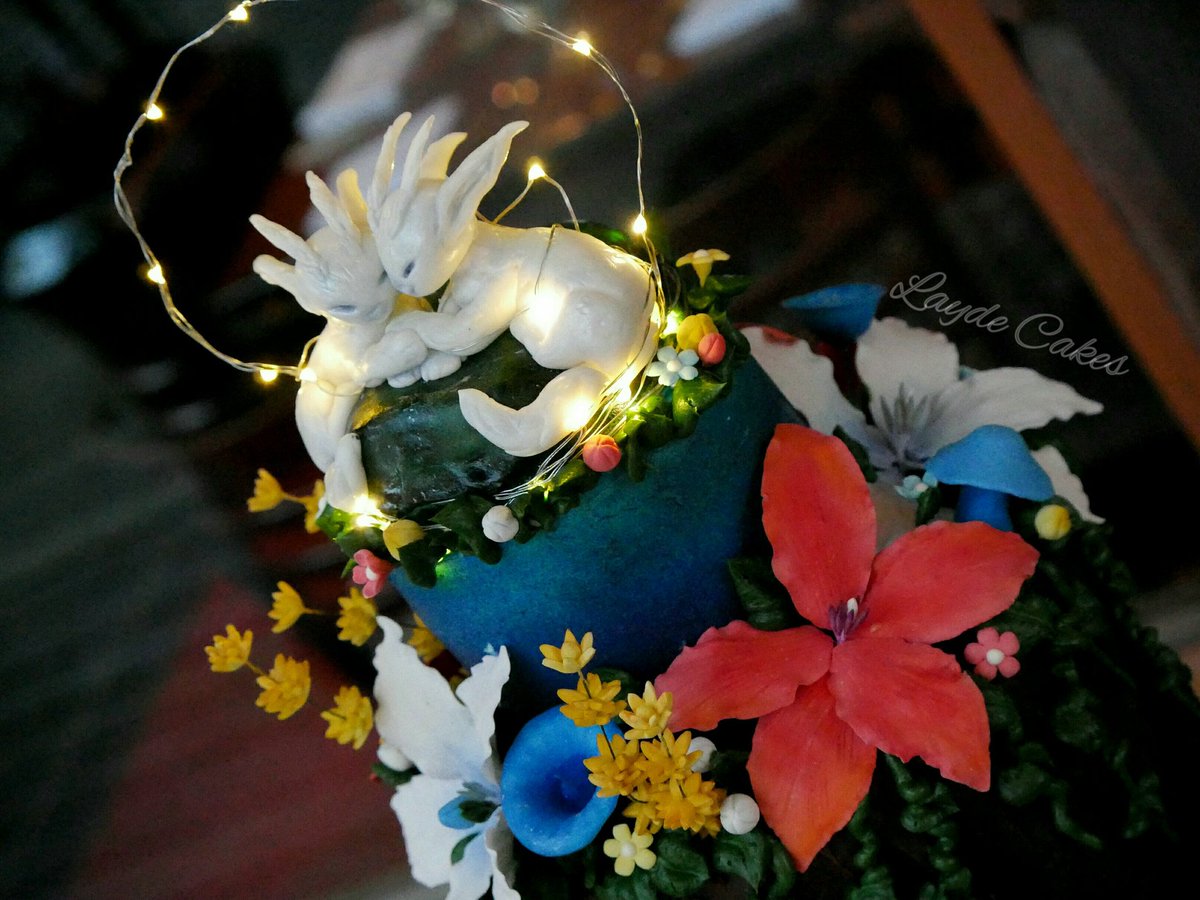 LaydeCakes's tweet photo. Latest #wedding #cake inspired by the game Ori and the Blind Forest ❤ #weddingcake #Fantasycake #forestcake @OriBlindForest https://t.co/qx3UxCnlob