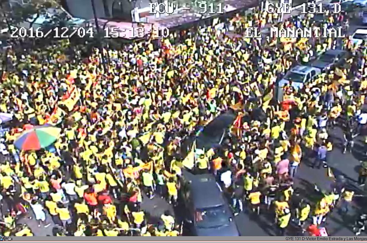 CarlosVictorM's tweet photo. El país festeja. Barcelona 15 veces CAMPEÓN!! 🌟🌟Ecuador se pinta de amarillo! https://t.co/bRG9P9SC8x