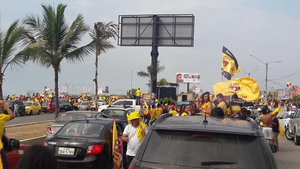 CarlosVictorM's tweet photo. El país festeja. Barcelona 15 veces CAMPEÓN!! 🌟🌟Ecuador se pinta de amarillo! https://t.co/bRG9P9SC8x