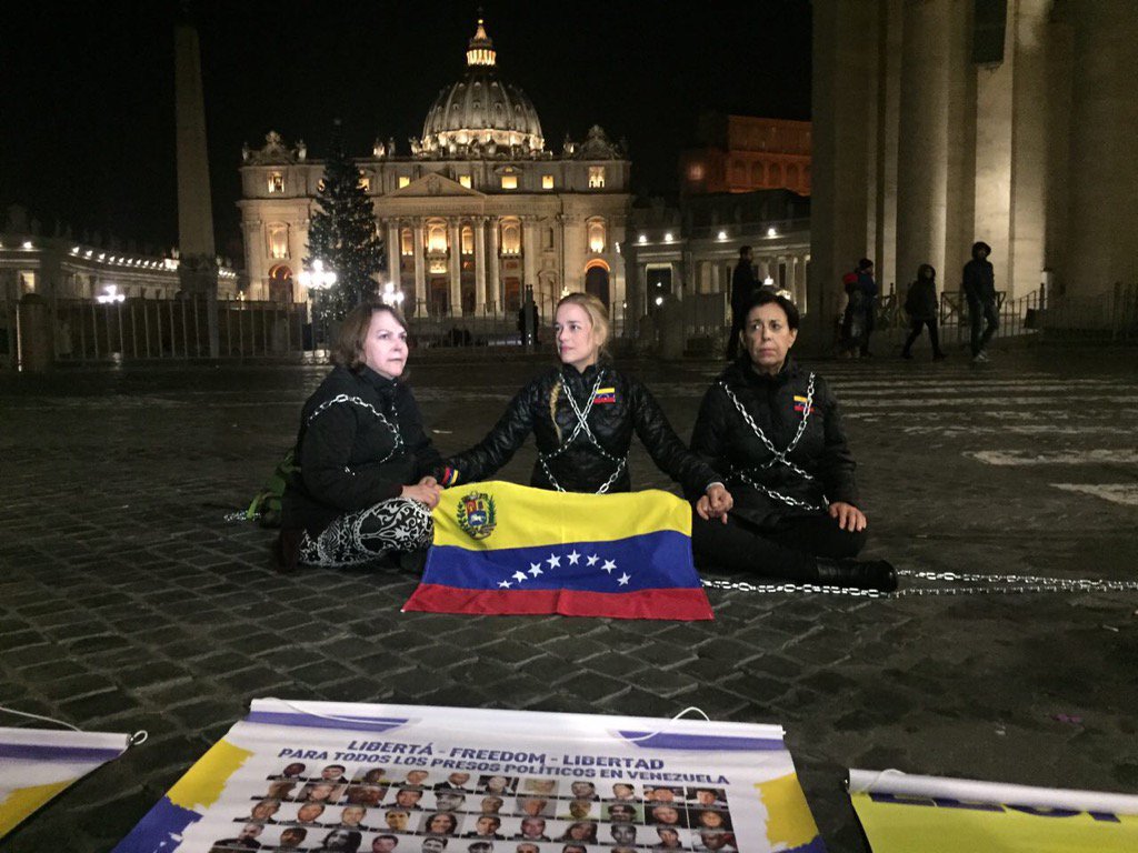 elcitizen's tweet photo. Encadenadas en el Vaticano, por la libertad de los presos políticos venezolanos. https://t.co/bYGHVN3ttf
