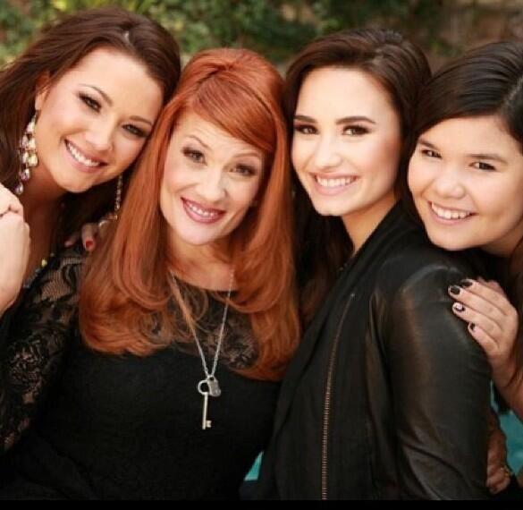 Paloma_roque__'s tweet photo. Pq quando a genética é boa, ñ há quem segure!
#LovaticsBack  #BrazilAreExcitedDemi https://t.co/kLuJIK8S9i