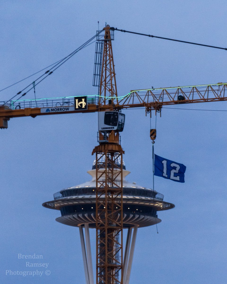 DaGr8Brendinni's tweet image. #Seattle #SundayMorning #bluehour @MorrowEquipment @LH_Construction #crane @space_needle @seahawksnest #12flag #GoHawks #lomoLOZ #PNW #Wa