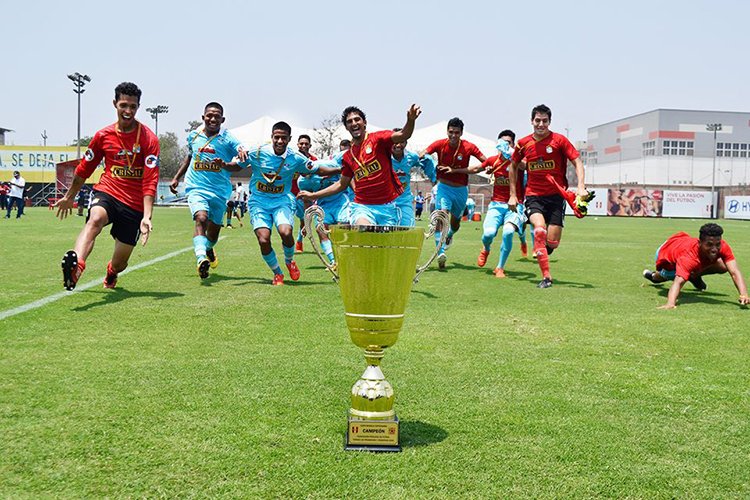lanueveperu's tweet photo. #CopaModeloCentenario | @ClubSCristal es el campeón absoluto de Reservas > https://t.co/23FMZUcC2e 🏆⚽ https://t.co/UuYdxQfrqc