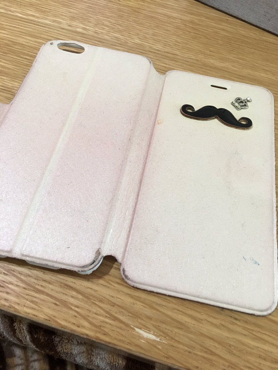 りり Twitter પર スマホのケースを 絵の具とかついた手で触ってたから色がついて汚くなってしまった ので 塗り替えてアレンジしてみた Sketchの頭文字間違えた マニキュア スマホケース アレンジ