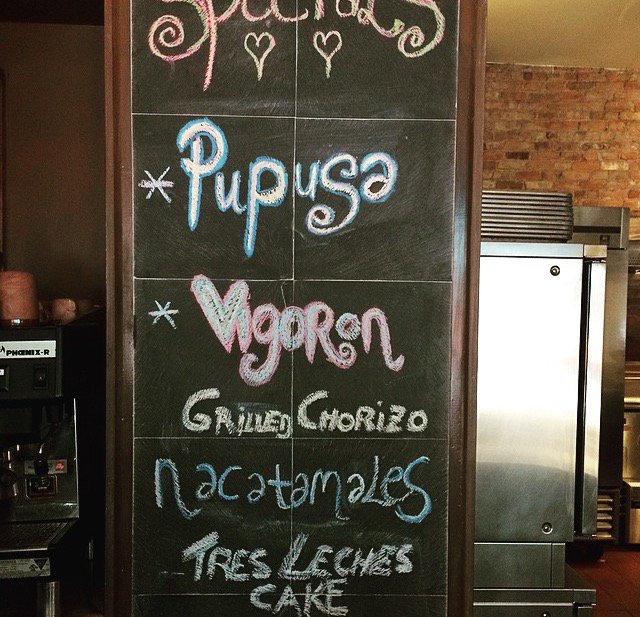 AlejandraGoines's tweet photo. Esta semana, mi amiga me llevo a un restaurante nicaragüense donde nos comimos unos 'nacatamales' y 'quesillos'. Estaban divinos. #2101fran https://t.co/id4sVXlE9q