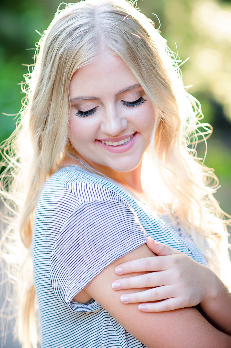 MarenWinder's tweet photo. Senior pictures 🎓 graduation in 6 months https://t.co/ERj7IYkti8