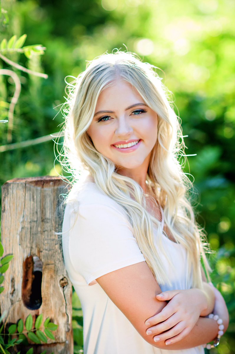 MarenWinder's tweet photo. Senior pictures 🎓 graduation in 6 months https://t.co/ERj7IYkti8