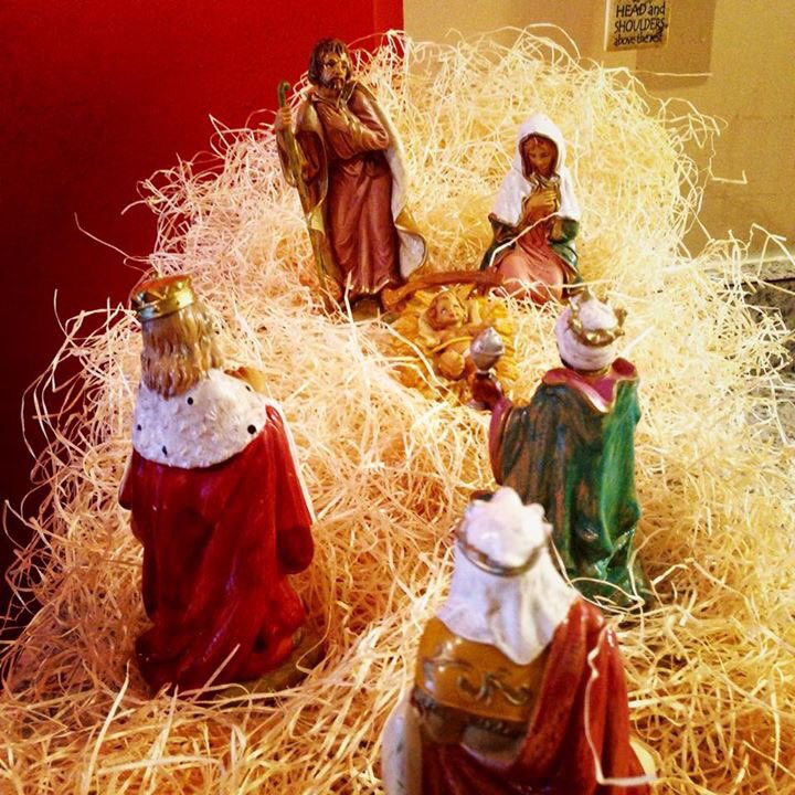 KitchenSprout's tweet photo. #FreshChristmasTree #BellsNBows #Tinsel #Garland #NativityScene #MerryChristmas #HappyHolidays #SeasonsGreetings #SantaIsComingToTown
🎄🎅🏻🎄🎁 https://t.co/w1dbQAq2Jq