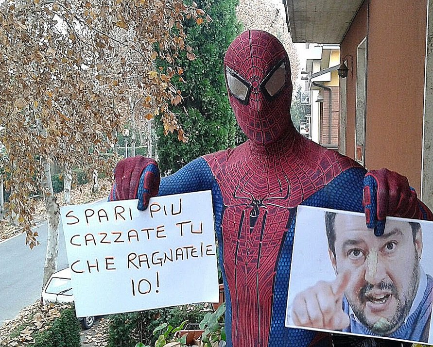 Angel2204518215's tweet photo. @matteosalvinimi Foto ridicole Tv e Tweet .QUESTO E'  SALVINI un ASSENTEISTA DANNOSO
  Spider-Man Vs Salvini  #Salvini #iovotosi https://t.co/ZY3MyXpPz0