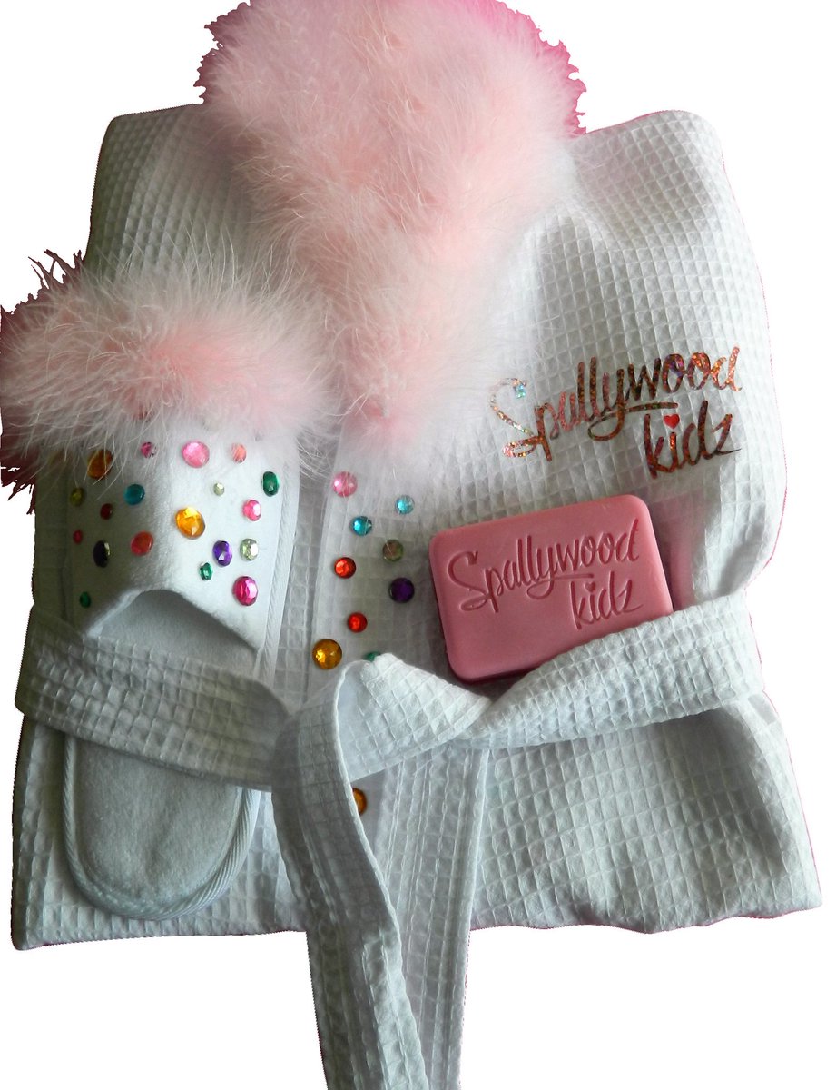 spallywoodkidz's tweet photo. Brighten her day with a #spallywoodkidz #bathrobe #ultimategifting #christmasgifts #giftsforgirls #retweet https://t.co/ggnlb7gJkC https://t.co/LeoIiQlDjI
