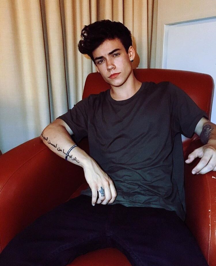 I got fake people showin' fake love to me