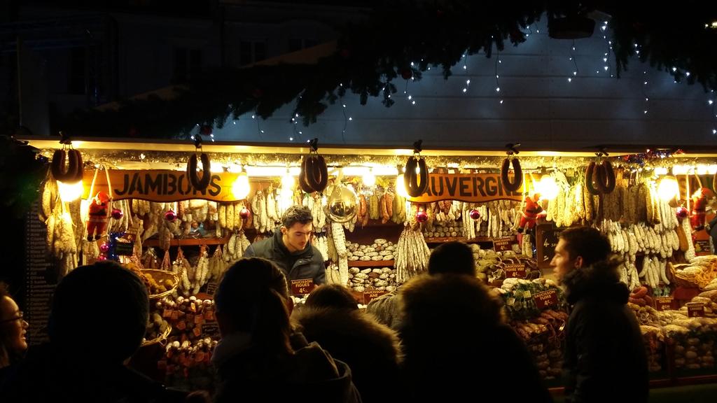 Uni_Terre's tweet photo. #OrleansAgglO Balade féerique et gourmande malgré le froid glacial #marché de Noël https://t.co/Hhf7PpurJa