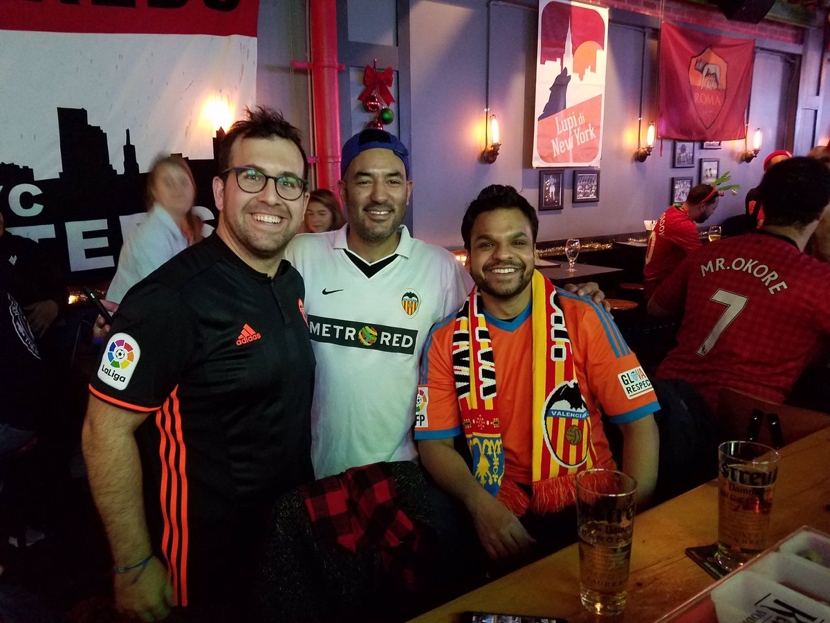 jjjjjacobo's tweet photo. Nice to watch the game with some of the @vcfUSA in NYC. @valenciacf #VCFmalaga AMUNT! 💙💛❤️💛❤️ https://t.co/POPZ0yzHni