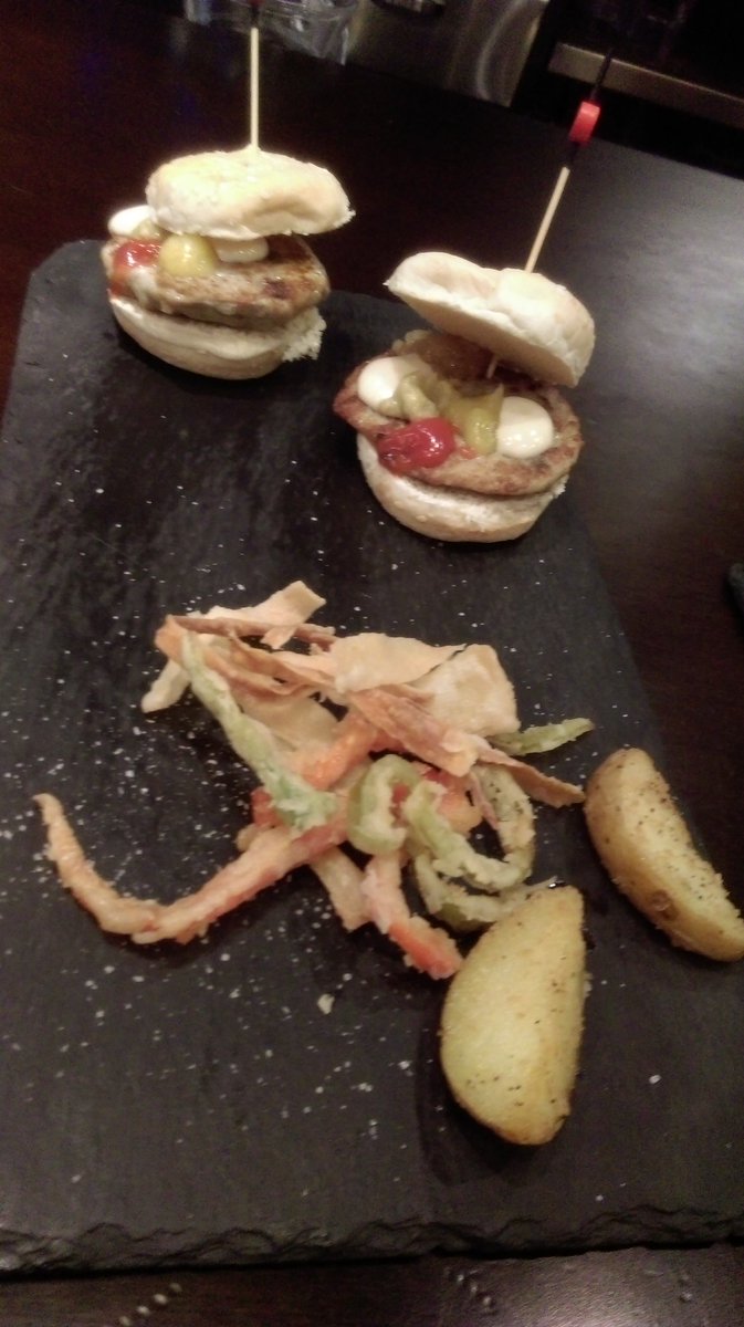 andreapt85's tweet photo. Damos comienzo al concurso #tapeix de #santapola haciendo la ruta, hoy #veneciatapas #lasidreria #tapas ricas para disfrutar! https://t.co/GK724T6L4L
