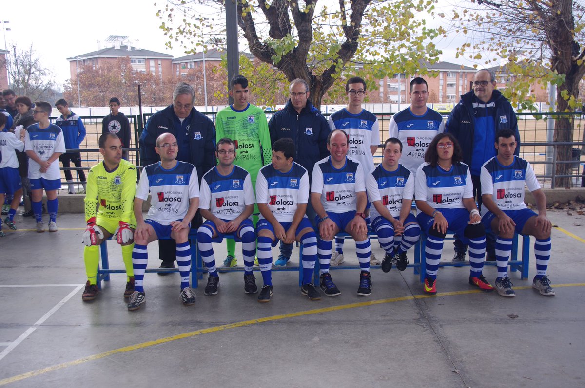 Ampans's tweet photo. Mira quin goig que fan @jaumetolosa! Tenen un gran patrocinador i s'ho mereixen!!! #futbol #valors #UEBalconada #Manresa https://t.co/ARVnu06HFO