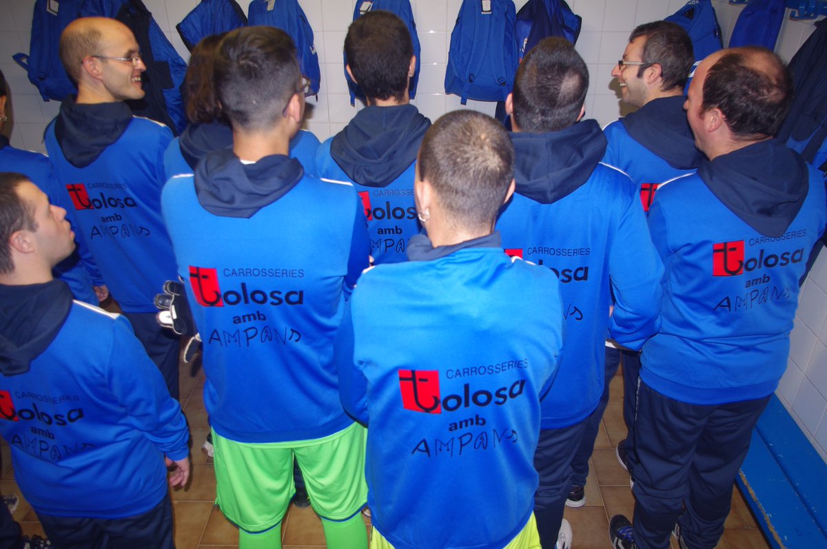 Ampans's tweet photo. Mira quin goig que fan @jaumetolosa! Tenen un gran patrocinador i s'ho mereixen!!! #futbol #valors #UEBalconada #Manresa https://t.co/ARVnu06HFO