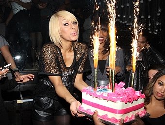 TeamKeriPoland's tweet photo. It's already 5th December in Poland so HAPPY BUUURFDAY @KeriHilson! 🎂🍾🎉 #34 https://t.co/kCYmq7xKVk