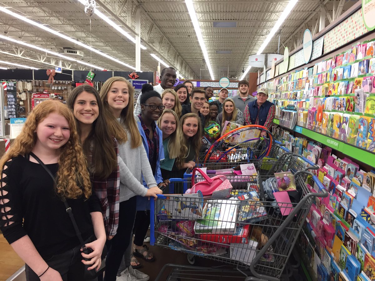 ThompsonHighSB's tweet photo. SGA spent over $1000 for Toys For Tots! #TheThompsonDifference 🎄🎁 https://t.co/YEopZePO2e