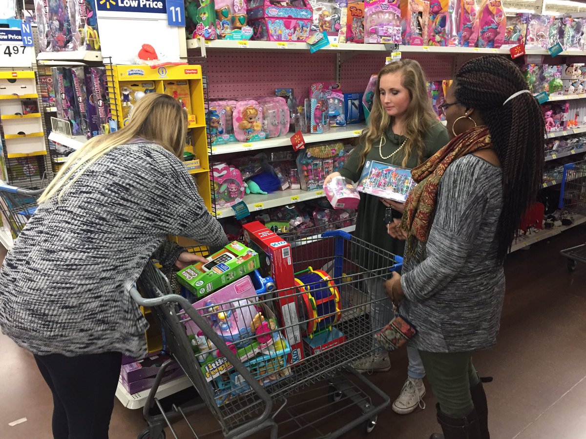 ThompsonHighSB's tweet photo. SGA spent over $1000 for Toys For Tots! #TheThompsonDifference 🎄🎁 https://t.co/YEopZePO2e