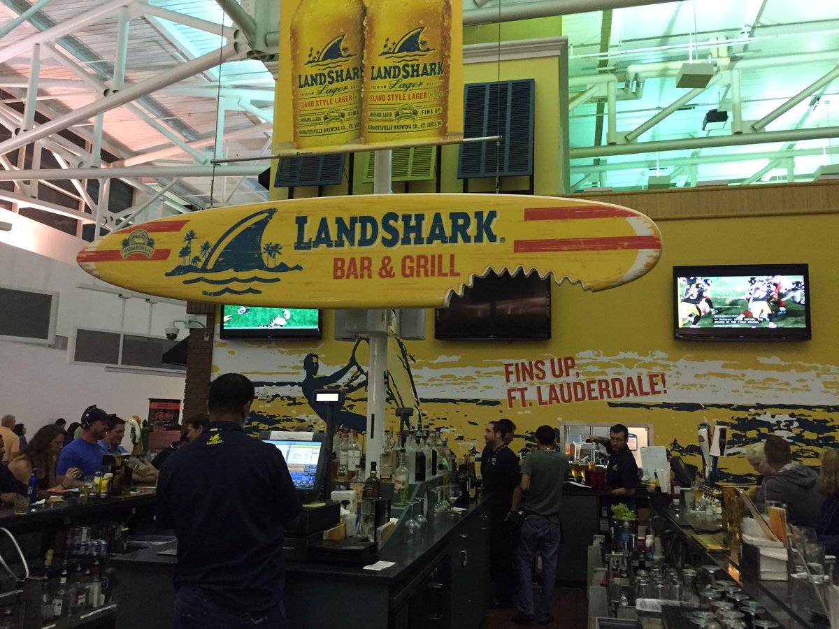 Hey @LandSharkCA terrible design blocking patrons views at the bar in <a href="/FLLFlyer/">Fort Lauderdale-Hollywood Int'l Airport (FLL)</a>