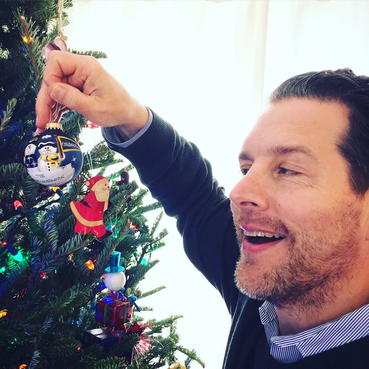 KrystalOnDesign's tweet photo. Of course @GWPeterK gets to #raisehigh the #gwu #colonials @GWtweets ornament at our house. https://t.co/Y73Dk5aInT