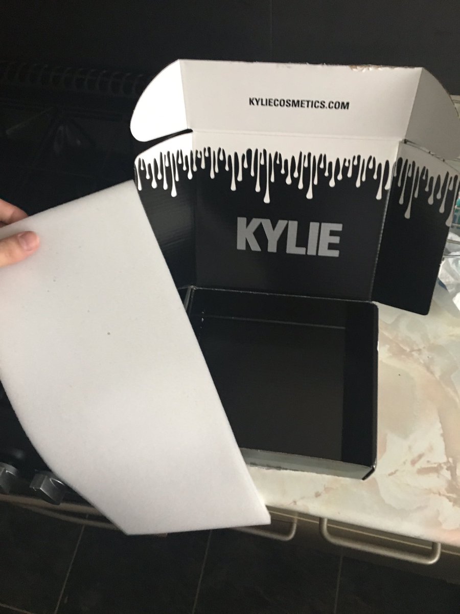 connor2519's tweet photo. When you buy£60 makeup from the holidayedition @kyliecosmetics &amp; pay£18 charge on top for an empty box! @KylieJenner😤#Fuming shitttt!!! https://t.co/FjzbcCs5kS