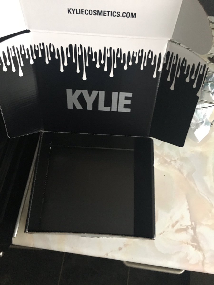 connor2519's tweet photo. When you buy£60 makeup from the holidayedition @kyliecosmetics &amp; pay£18 charge on top for an empty box! @KylieJenner😤#Fuming shitttt!!! https://t.co/FjzbcCs5kS