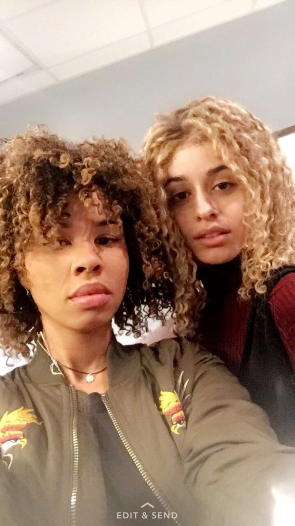 JUNO_theArtist's tweet image. When you and your friend wanna sneak and go to a concert 😂🤘🏽"Alexis &amp;amp; Betsy" 💋