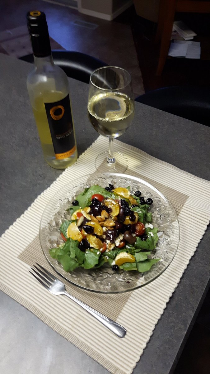 bubbatruk88's tweet image. Hello @GDeLaurentiis !
3 minutes prep !
Romaine, Fruits, Nuts, Feta, 
Blueberry/Cranberry Basalmic ! My sweeties appetizer. #love2create