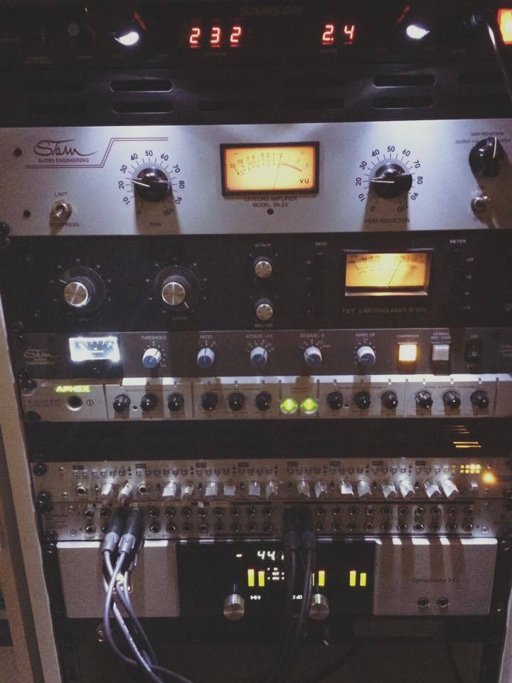 APHEX_AUDIO's tweet photo. Serious outboard setup here including an Aphex Exciter. Send us pictures of your setup! #aphexexciter #aphex_audio https://t.co/Idr8AkZdj3