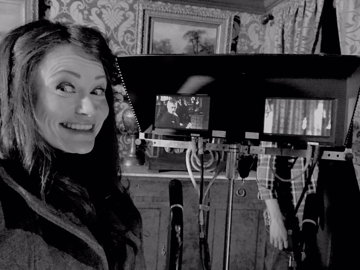 emiliederavin's tweet photo. Who's excited for TONIGHT?! 💙#onceuponatime ❄️Winter Finale❄️#belles #rumbelle https://t.co/lST9XuC7X9