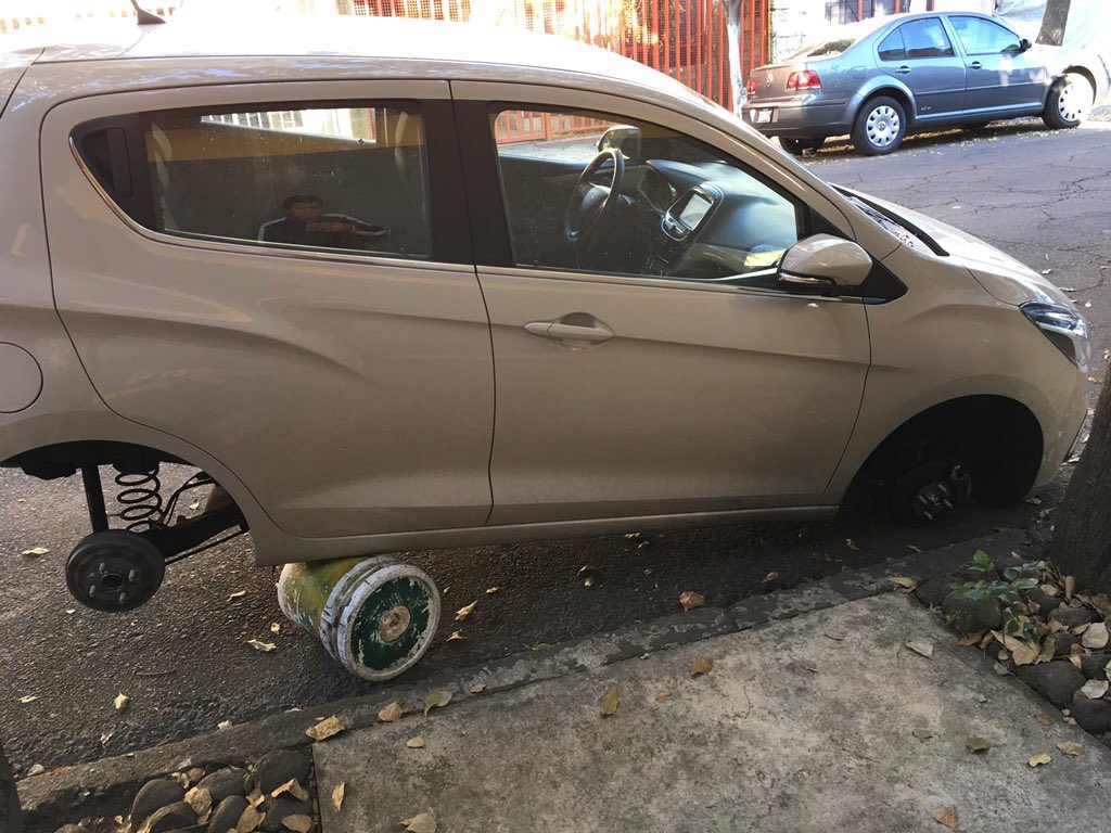 javiermalagon's tweet photo. Mira para qué usan los gandallas los botes que otros gandallas ponen "por seguridá" @arnemx https://t.co/AYv4ryVgfv