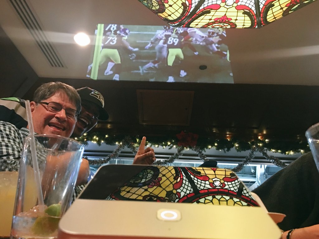 askdes's tweet image. No satellite service at ORD! Hero @bgwood &amp;amp; the @ZTE_USA #SPRO2 from @TMobile come thorough! Standing room only in the bar now!