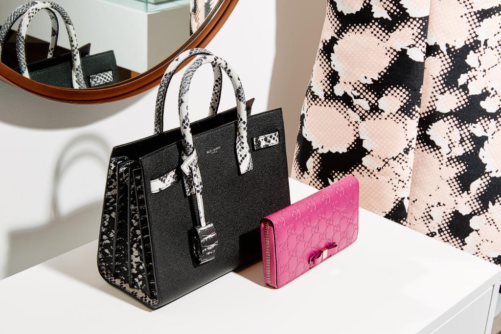 Gilt's tweet photo. The Gilt Sample Sale is coming to Seattle next weekendโ & you're invited! Grab your squad & come #raidthewarehouse. https://t.co/mIMweTAdxs https://t.co/0UxmB38Ctz