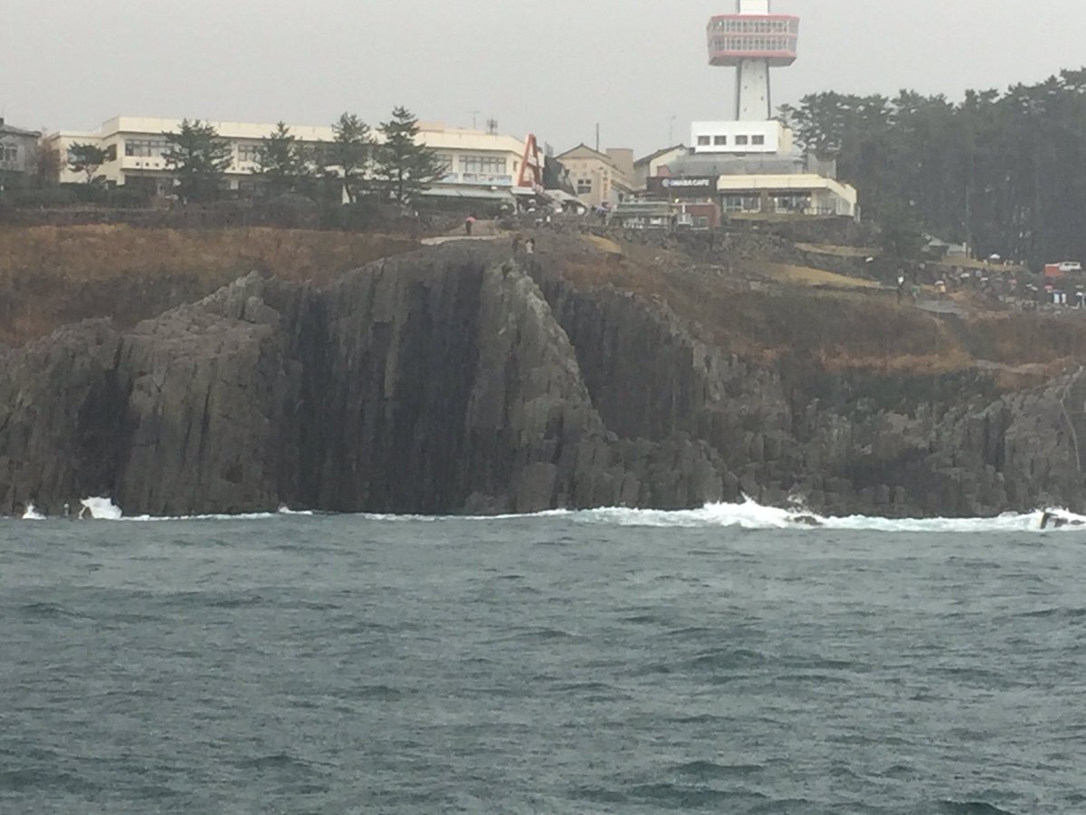 ট ইট র 東尋坊観光遊覧船 12月5日 月 おはようございます 雨降る朝 遊覧船なら ゆっくり座ったまま名所 見どころをご覧頂けます 冬の日本海 冬の東尋坊 おひとついかがでしょう 三国サンセットビーチより運航致します 海況悪くなる