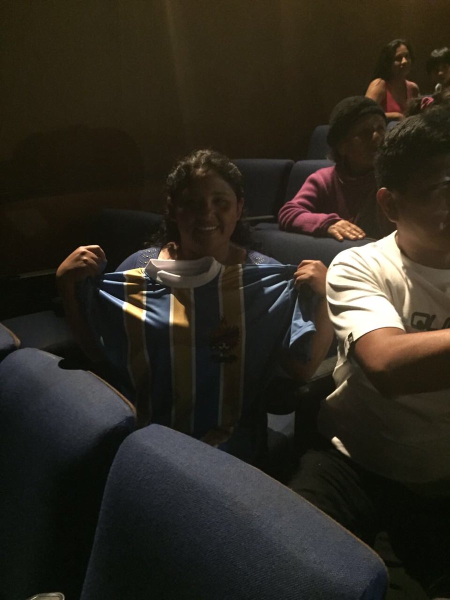 calichinlapeli's tweet photo. ¡AJÁ! Caímos en el @multicinestar Sur y SIGUEN LAS SORPRESAS. ¡Camisetas del Sporting Amigos del Dolor! 💪🏽⚽️🎬 #Calichín https://t.co/ux1zzcuO9y