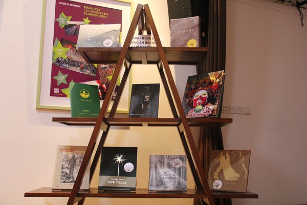 WismaJerman's tweet photo. Kawan, Pameran Buku Fotografi 2016 di Wisma Jerman masih berlangsung hingga tanggal 10 Desember 2016. Sila berkunjung :) https://t.co/RjdBUz5Tgh