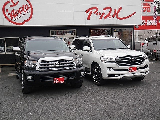 Usトヨタ逆輸入車専門店 アップル岩槻店 セコイア と ランドクルーザー0系 を比較してみました パッと見だとさほど大きさが変わらない様に見えますがセコイアの場合さすが海外で販売されているだけあり室内がとても広いです また国内の駐車場は普通に