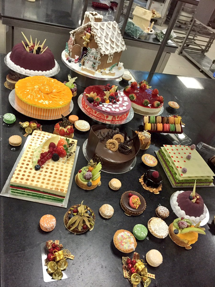 FACTMagazineME's tweet photo. #LaBateau Bakery getting us into the festive mood! So much yummy chocolate, macaroons and sweet treats! 😍🙌🏾 #Bahrain #Cakes #Christmas #GCC https://t.co/8wPIJwsYUP