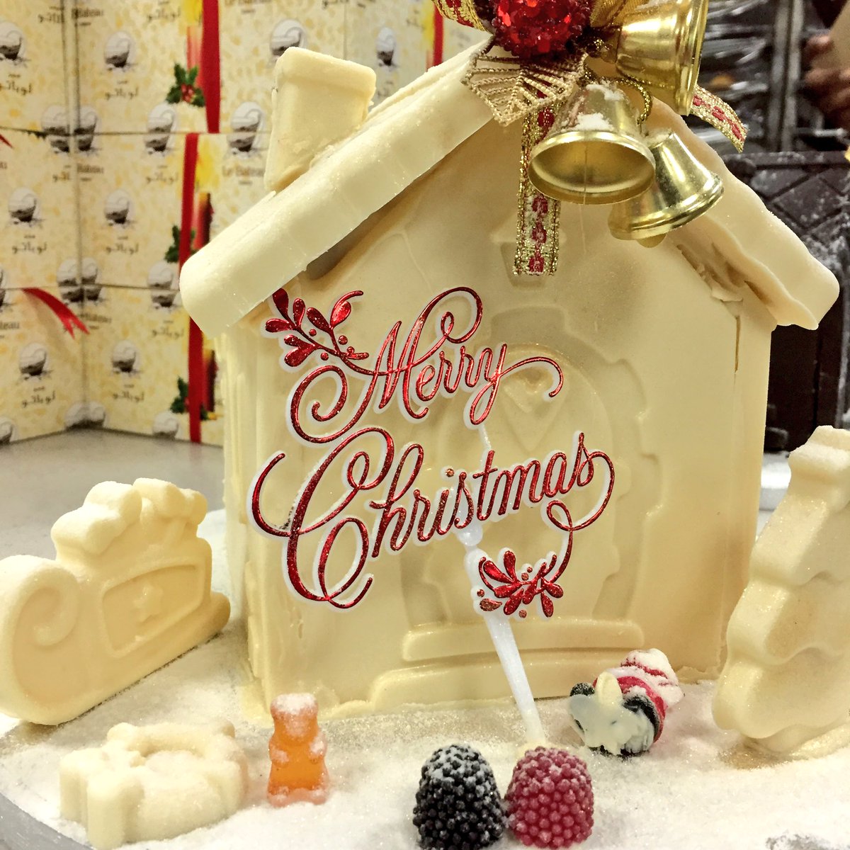 FACTMagazineME's tweet photo. #LaBateau Bakery getting us into the festive mood! So much yummy chocolate, macaroons and sweet treats! 😍🙌🏾 #Bahrain #Cakes #Christmas #GCC https://t.co/8wPIJwsYUP