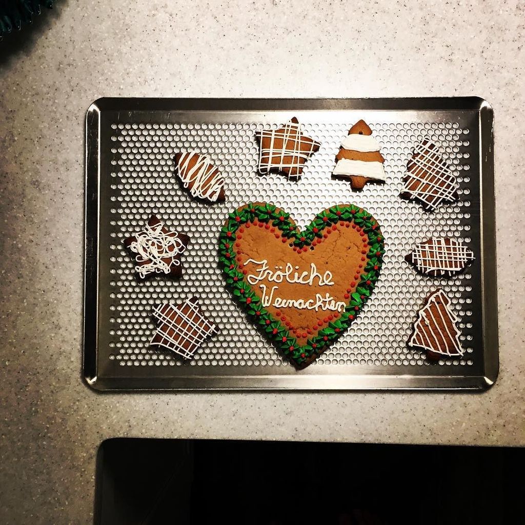 VikingEats's tweet photo. Christmas cookies! #frolicheweihnachten #merrychristmas #lebkuchen https://t.co/3ZvXlZSHhQ https://t.co/2Parh29ANy