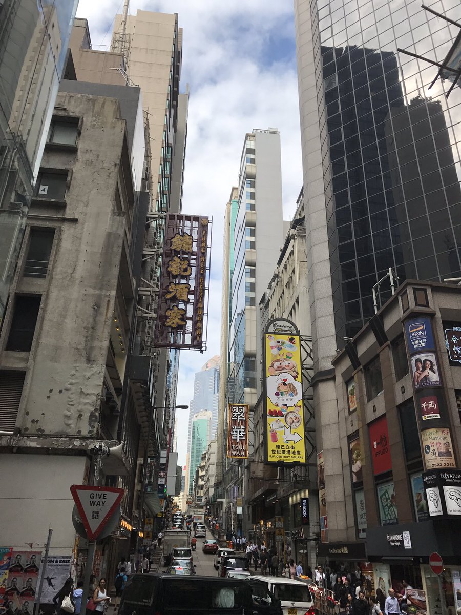 RealHKLife's tweet photo. #blueMonday #hk #hongkong #Central https://t.co/0JEYI2b4FM